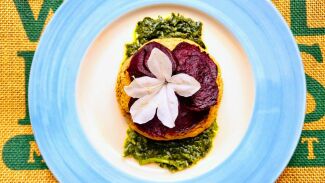 Imagem da notícia Panqueca de Inhame com Carpaccio de Beterraba e Pesto de Azedinha